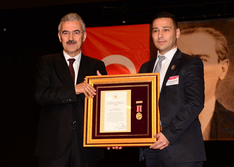 İzmir’de Şehit Aileleri ve Gazilere Devlet Övünç Madalyası ve Beratı Verildi