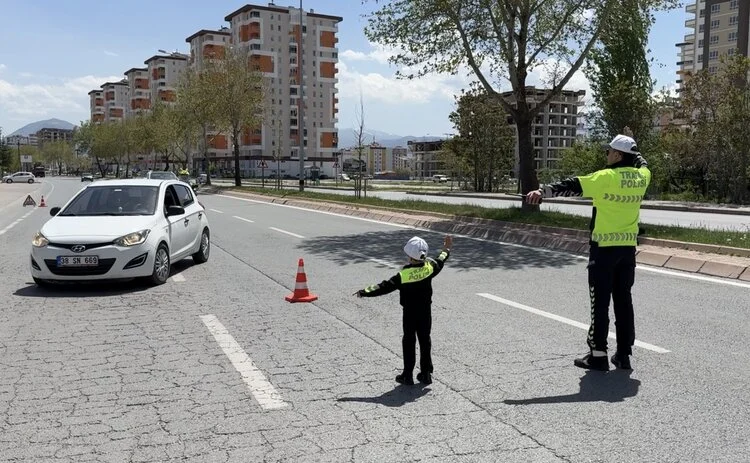 ÇOCUKLAR 23 NİSAN'DA TRAFİKTE DENETİMİNE KATILDI