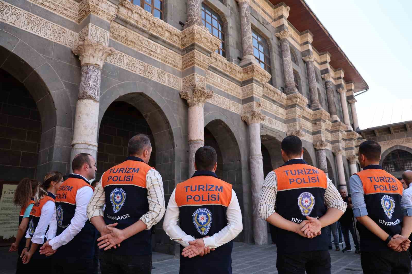 DİYARBAKIR'DA TURİZM POLİSİ GÖREVE BAŞLADI