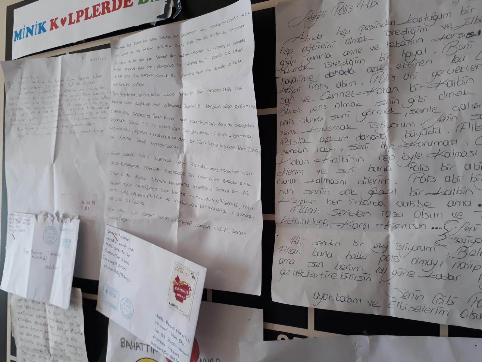 Hakkari Polisi Ortaokul Öğrencilerinin Mektuplarını Cevapladı