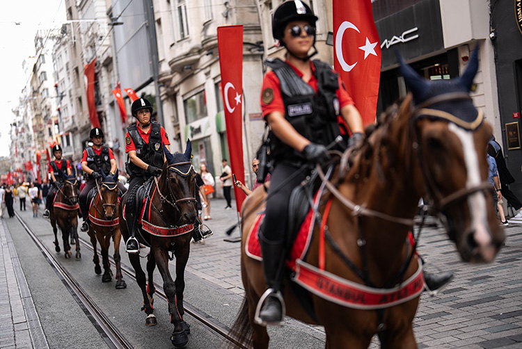 İSTANBUL'DA GÖREV YAPAN ATLI POLİSLER YERLİ VE YABANCI TURİSTLERİN GÖZDESİ OLDU