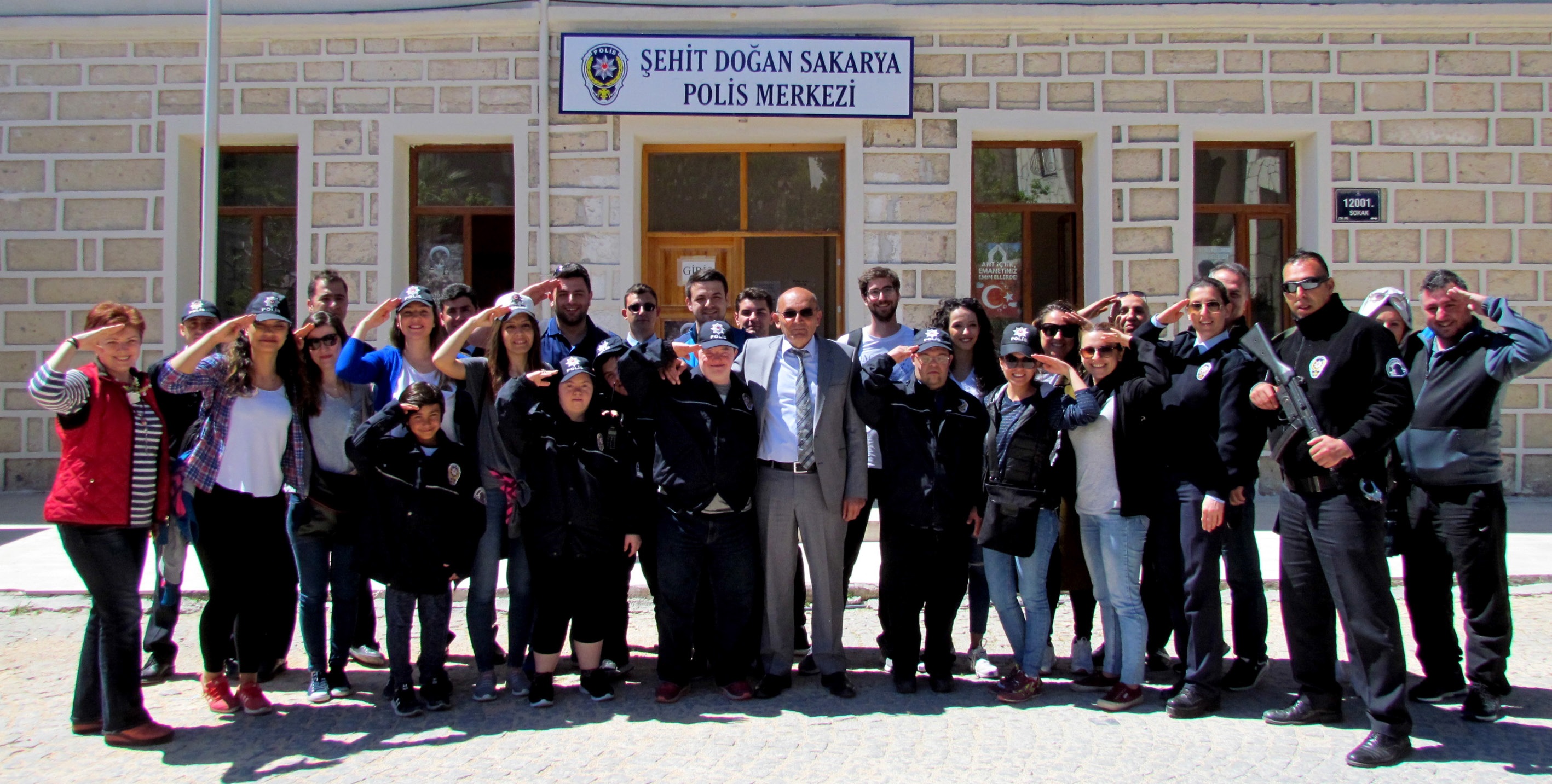 İzmir Polisinden Down Sendromlulara Ziyaret   