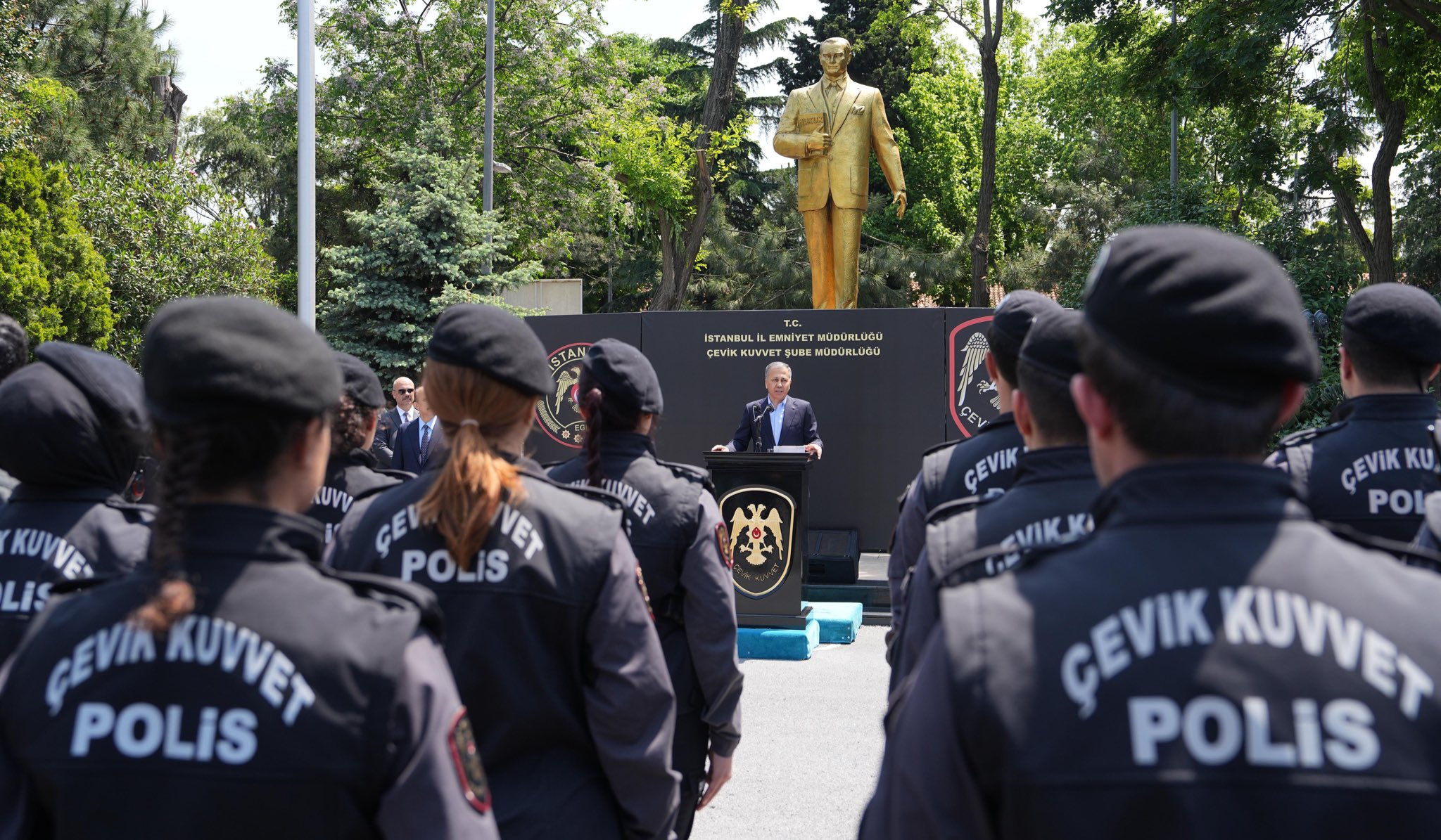 Türk Polisinden Örnek Duruş 